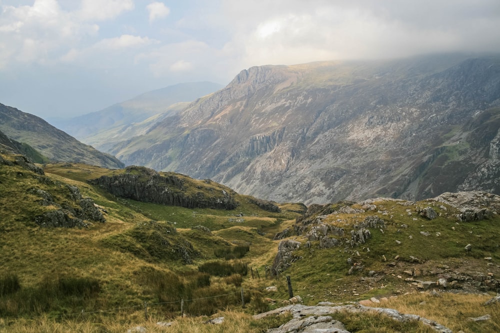 montagne rocheuse sous ciel gris pendant la journée