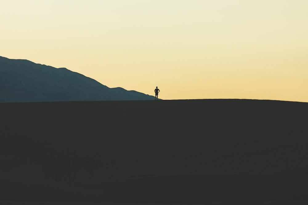 산에 서 있는 사람의 실루엣