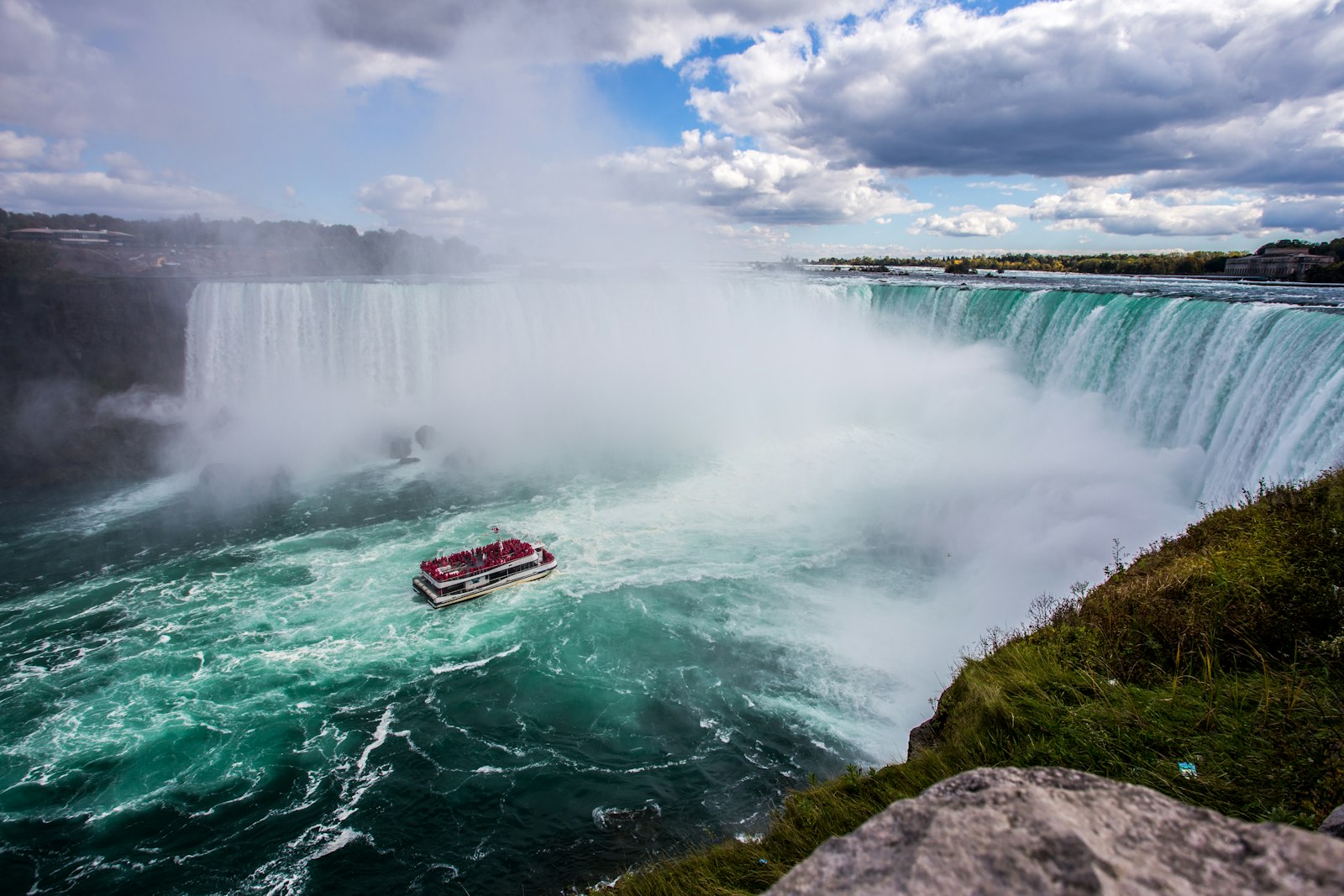 Horseshoe Falls at Niagara Falls, with a tour boat approaching the mist