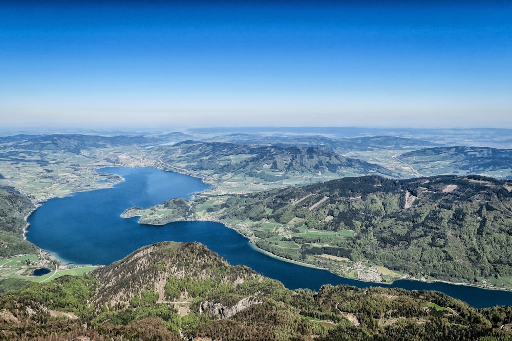 Fotografía aérea de la isla y el lago durante el día