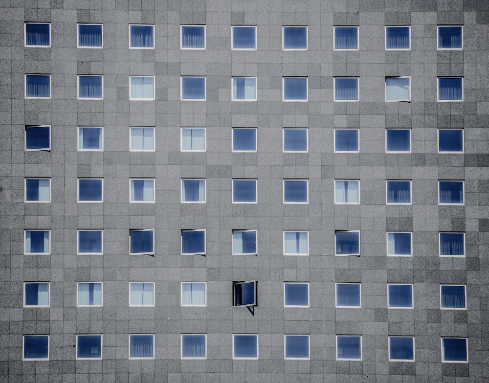 photographie de bâtiment en béton gris