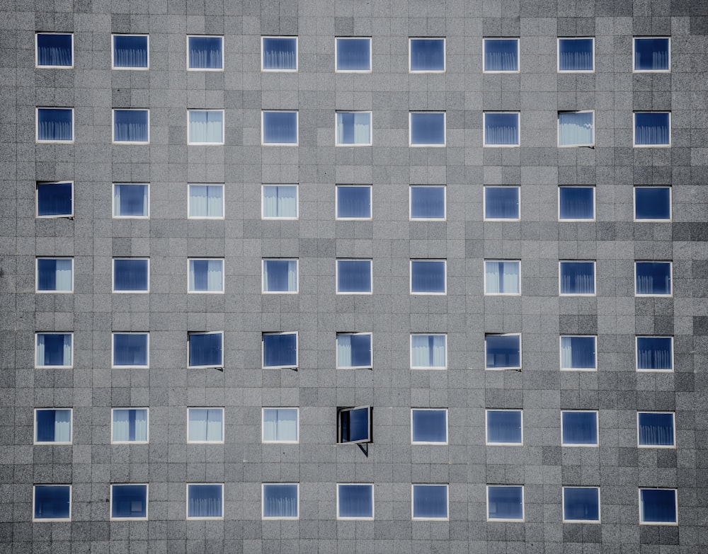 fotografia di edifici in calcestruzzo grigio