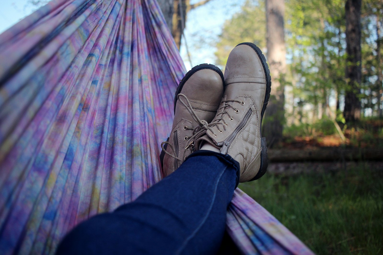 Canon EOS 600D (Rebel EOS T3i / EOS Kiss X5) + Canon EF-S 24mm F2.8 STM sample photo. Person lying on pink photography