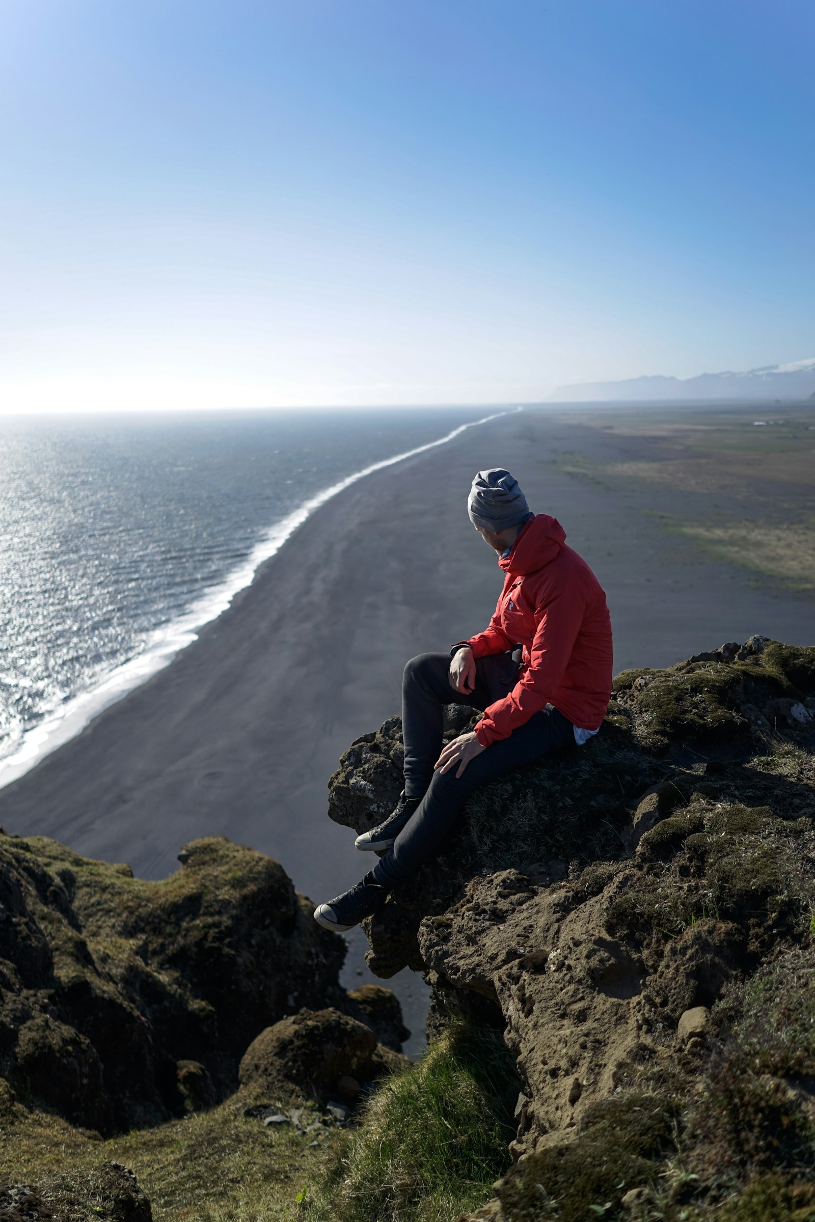 Sony a7 II + Sony FE 28mm F2 sample photo. Man sitting on mountain photography