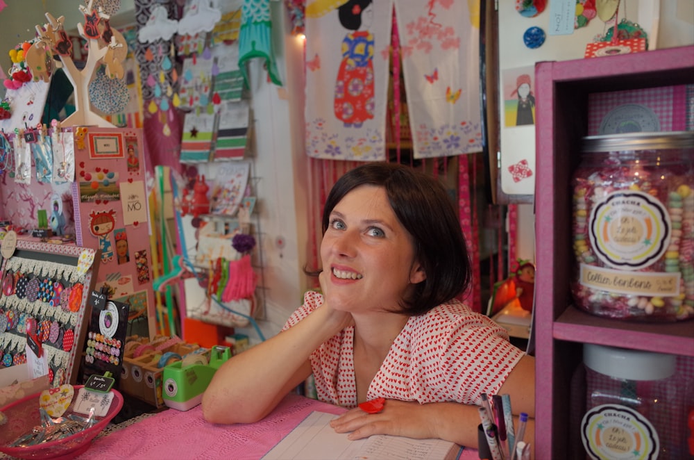 femme appuyée sur un bureau rose