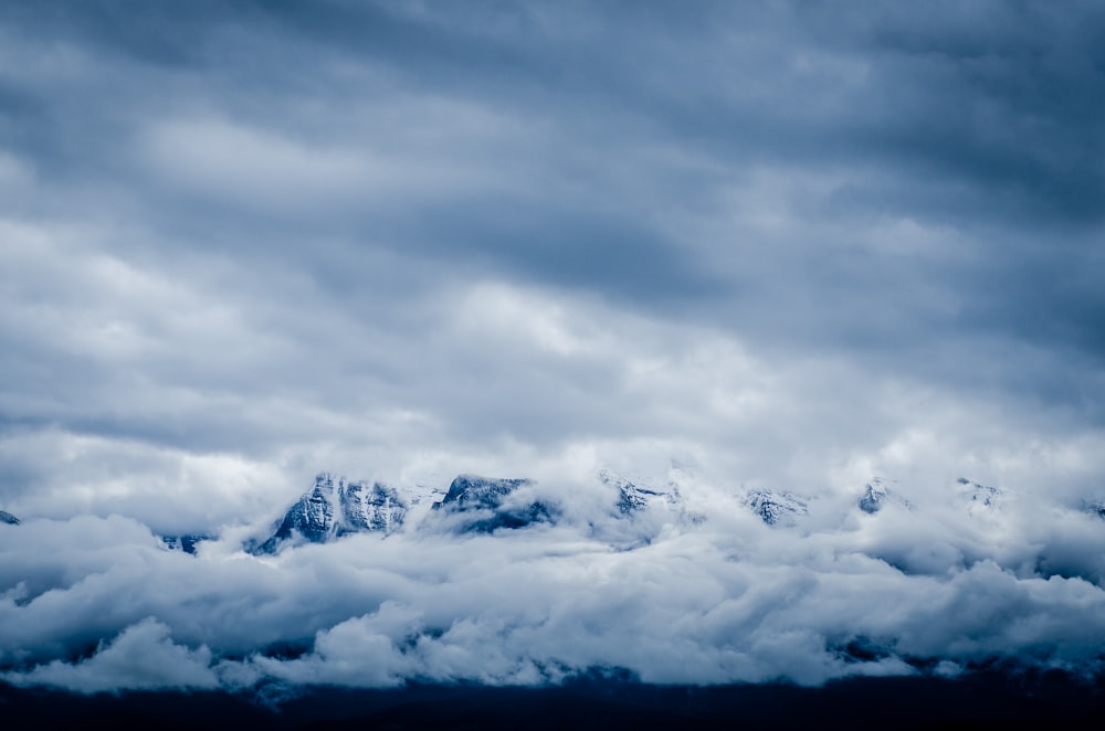 montanha coberta de neve durante o dia