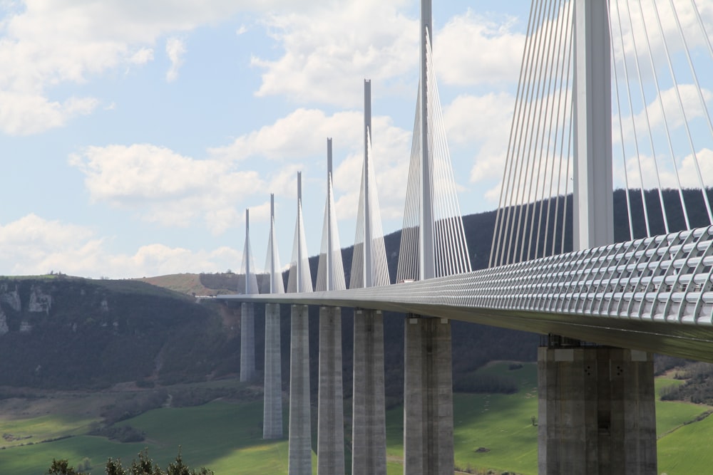 Graue Brücke tagsüber