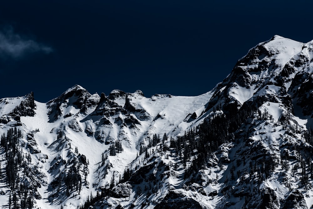 montagne con neve sotto il cielo grigio