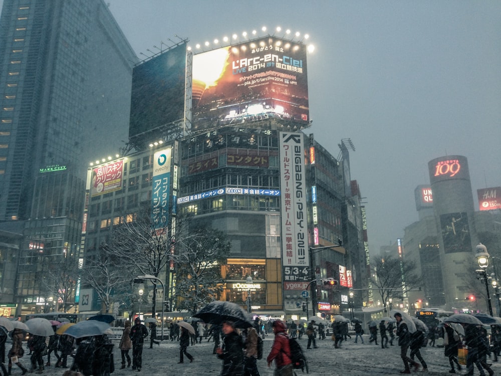 舗装された道路を歩く人々