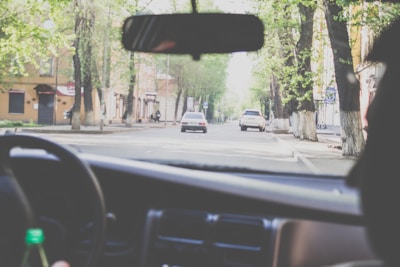 Street view of a quiet neighborhood with trees and parked cars in Bucaramanga
