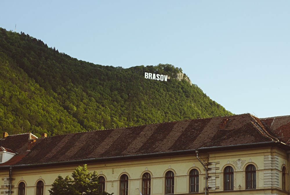 Edificio in cemento marrone vicino a Green Mountain durante il giorno