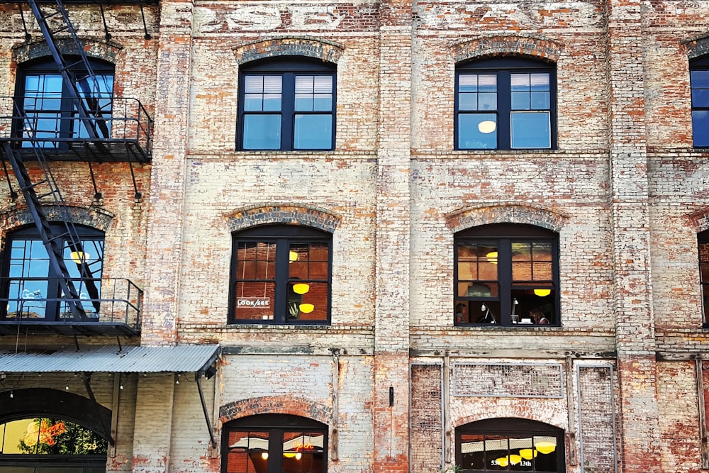 edificio in cemento marrone con finestra di vetro di giorno