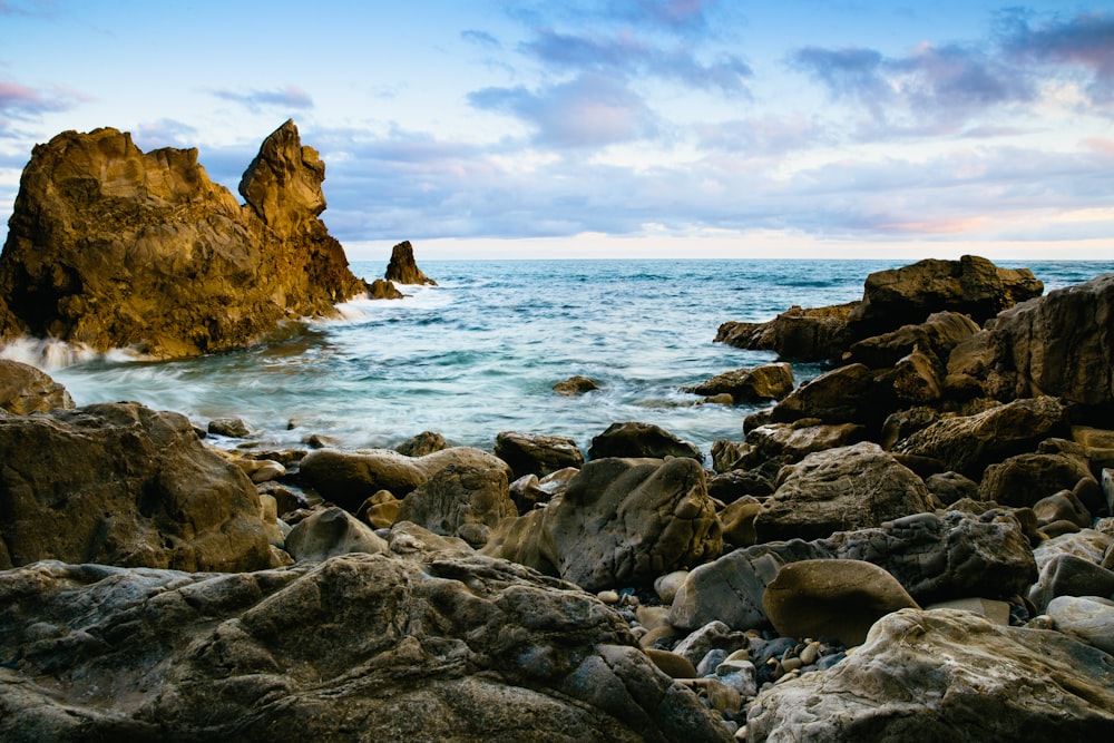 Formação rochosa no mar durante o dia