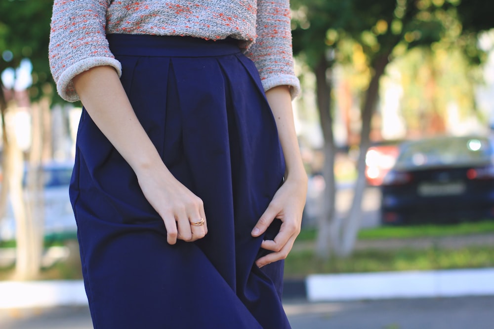 photographie en gros plan d’une femme porte une jupe bleue pendant la journée