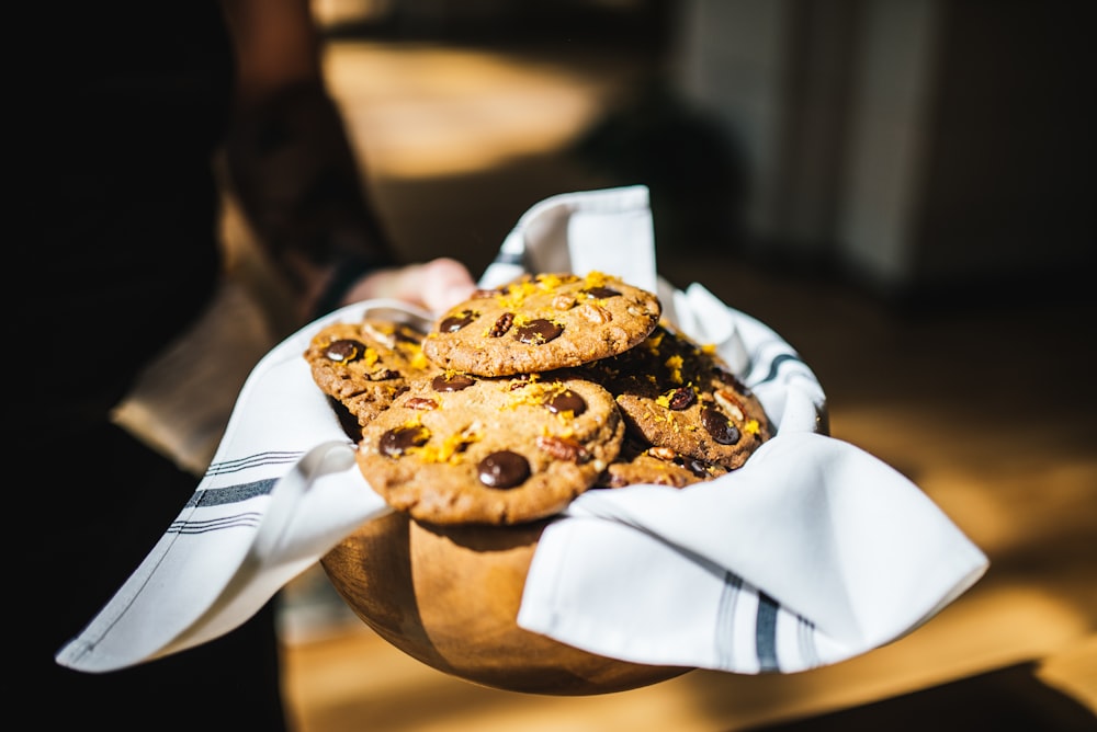 Fotografia de foco raso de biscoitos na tigela com toalha