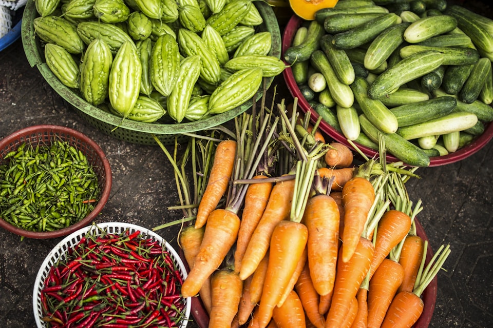 Frisches Obst und Gemüse auf einem Marktstand