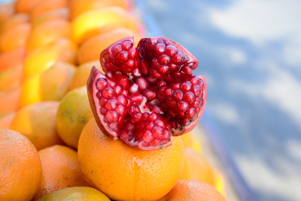 Photographie à mise au point peu profonde de fruits jaunes et rouges