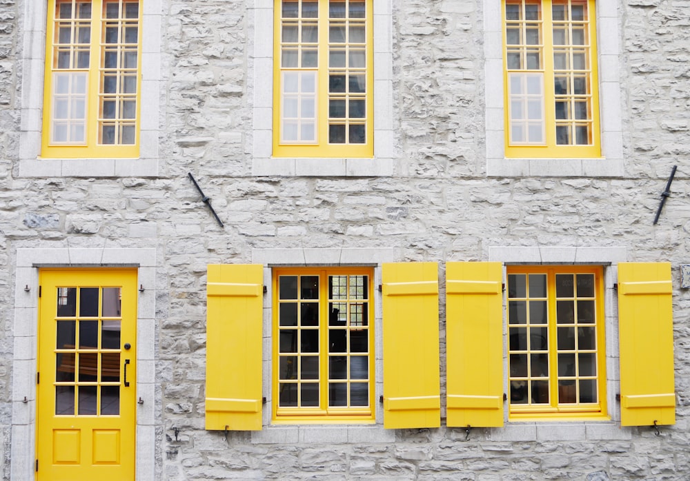 Casa de concreto cinza e amarelo