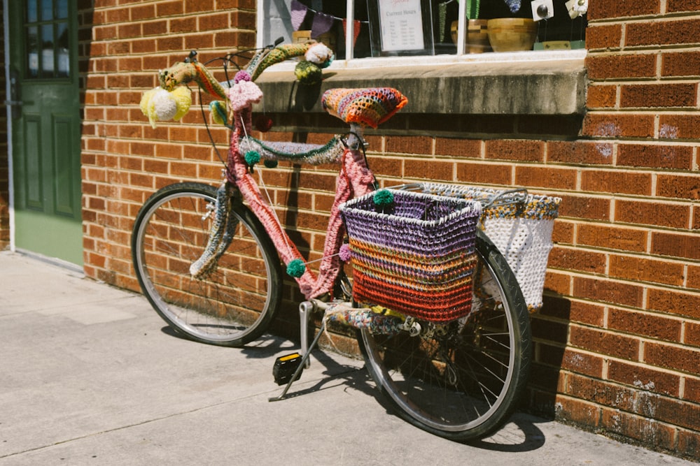 Bicicleta estacionada en un muro de concreto marrón