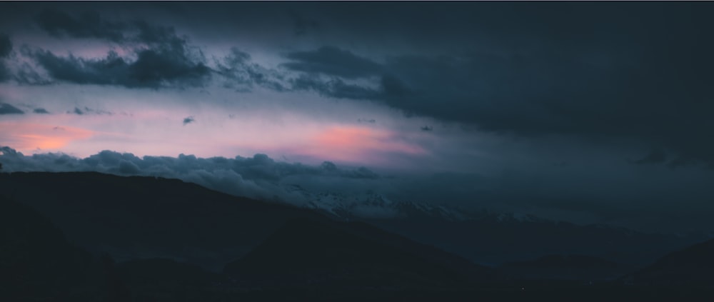 fotografia de paisagem de montanhas durante a noite