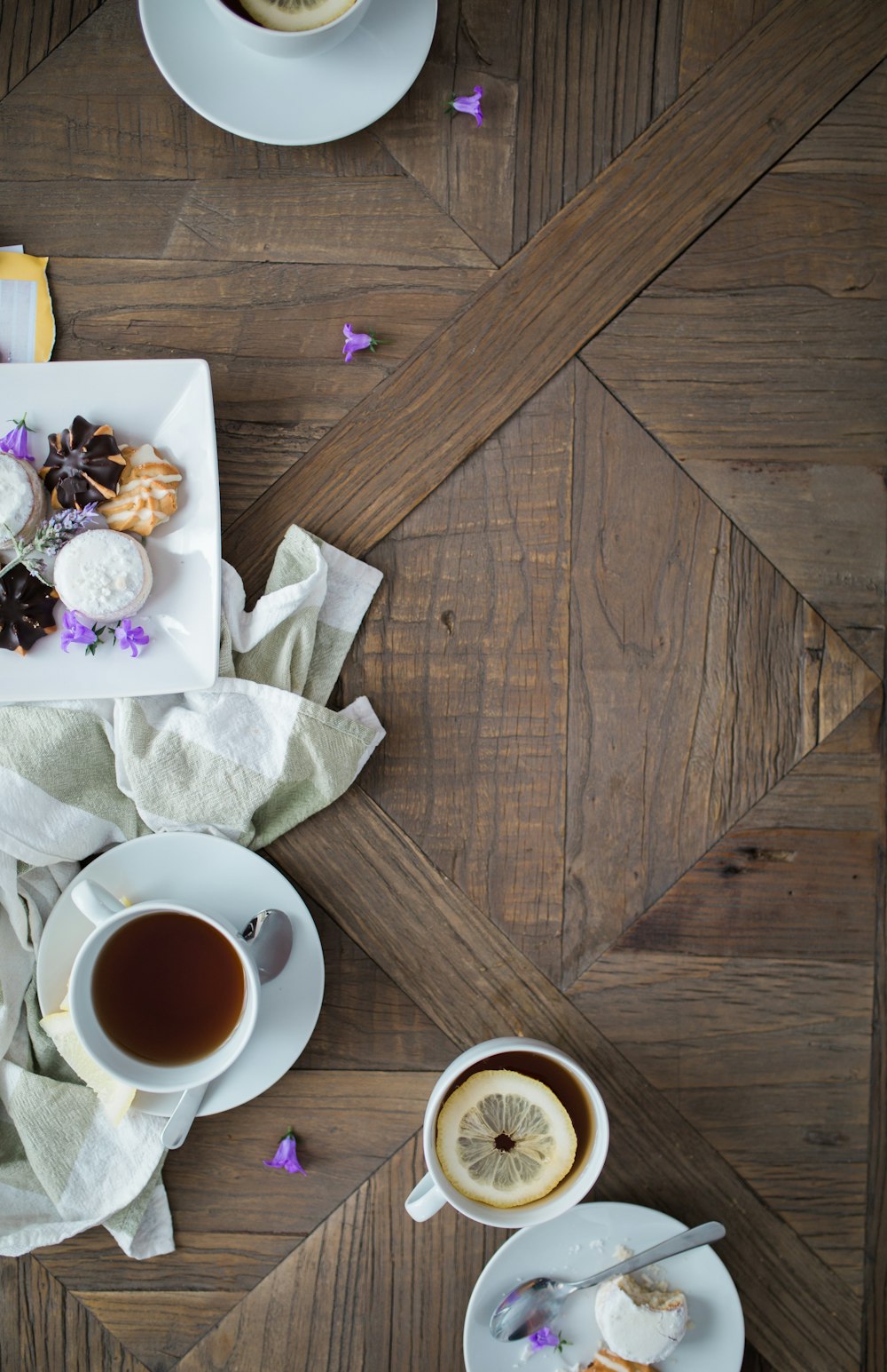 taza de té de cerámica blanca