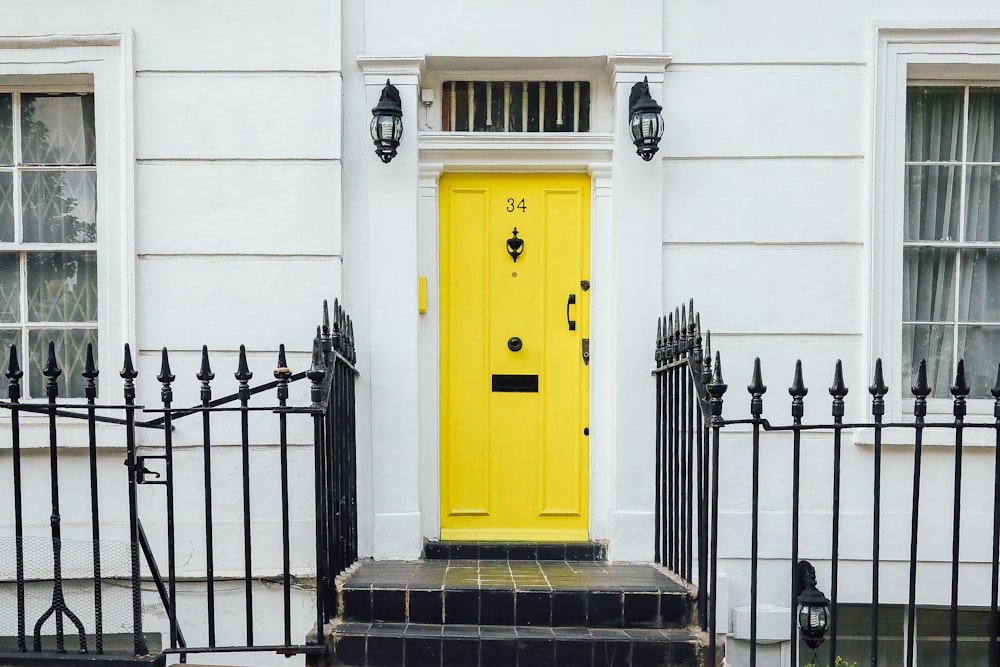 porte jaune fermée