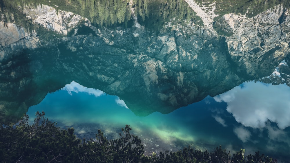 水面に映る山の写真