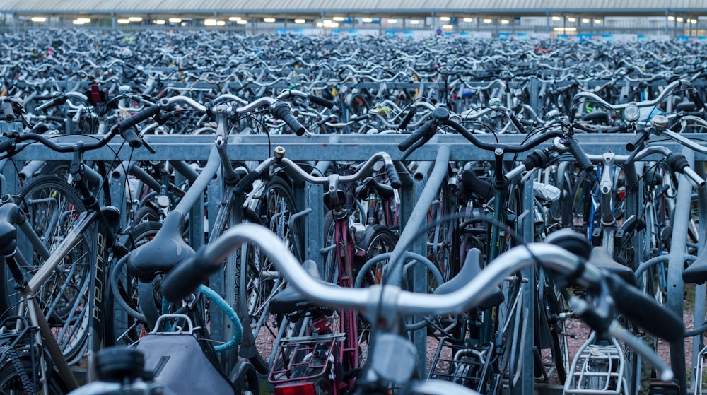 Estacionamiento surtido de bicicletas