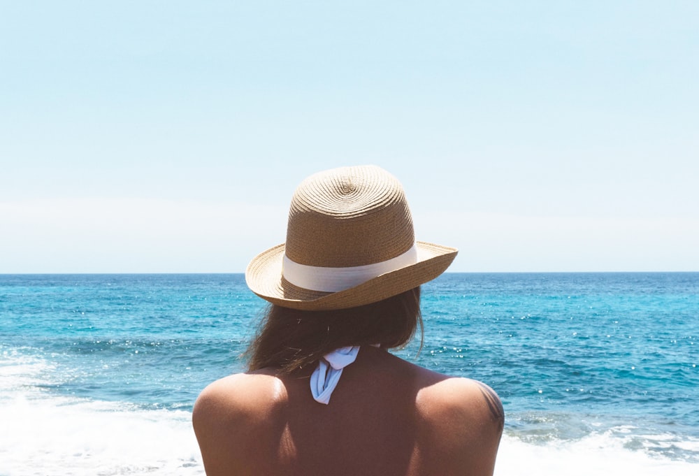 mujer de pie en la playa