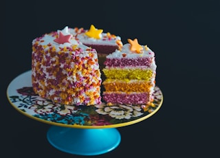 sliced cake top with star raisins on cake stand