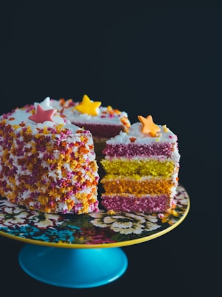 sliced cake top with star raisins on cake stand