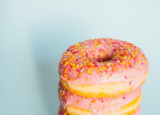 brown and pink doughnut close-up photography
