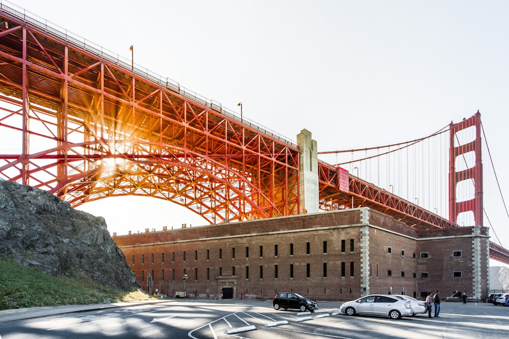 braunes Betongebäude unter Brücke