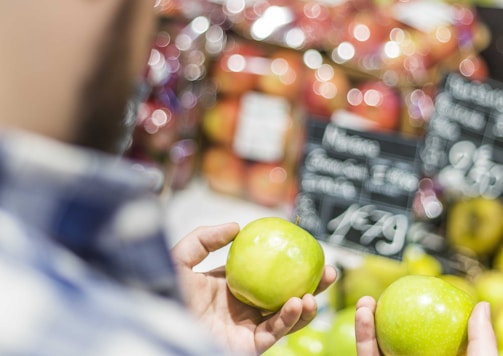 shallow focus photography of red apples