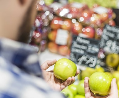 shallow focus photography of red apples