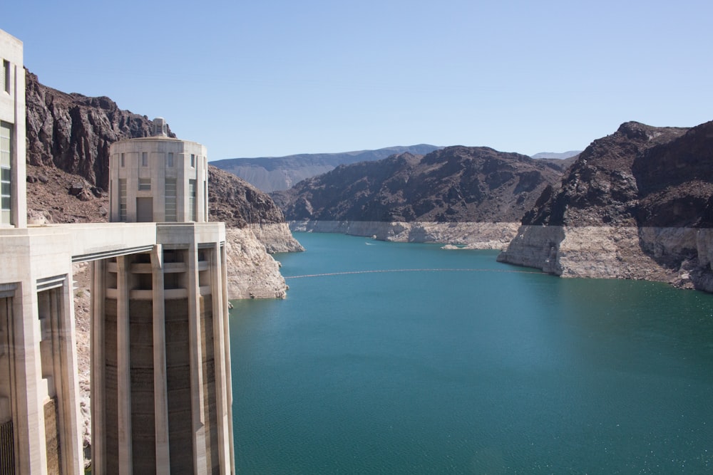 Estructura de construcción cerca de montaña y cuerpo de agua