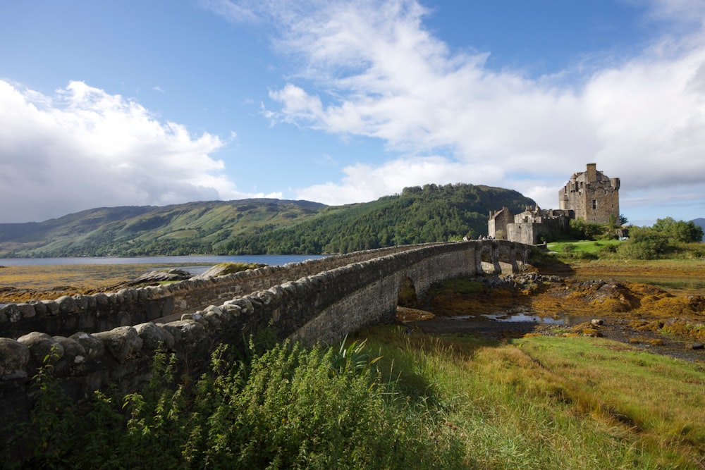 Pont en béton menant au château