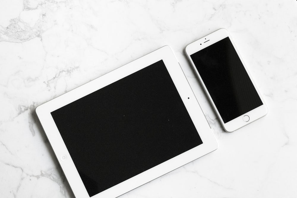 iPad blanco y iPhone 6 plateado