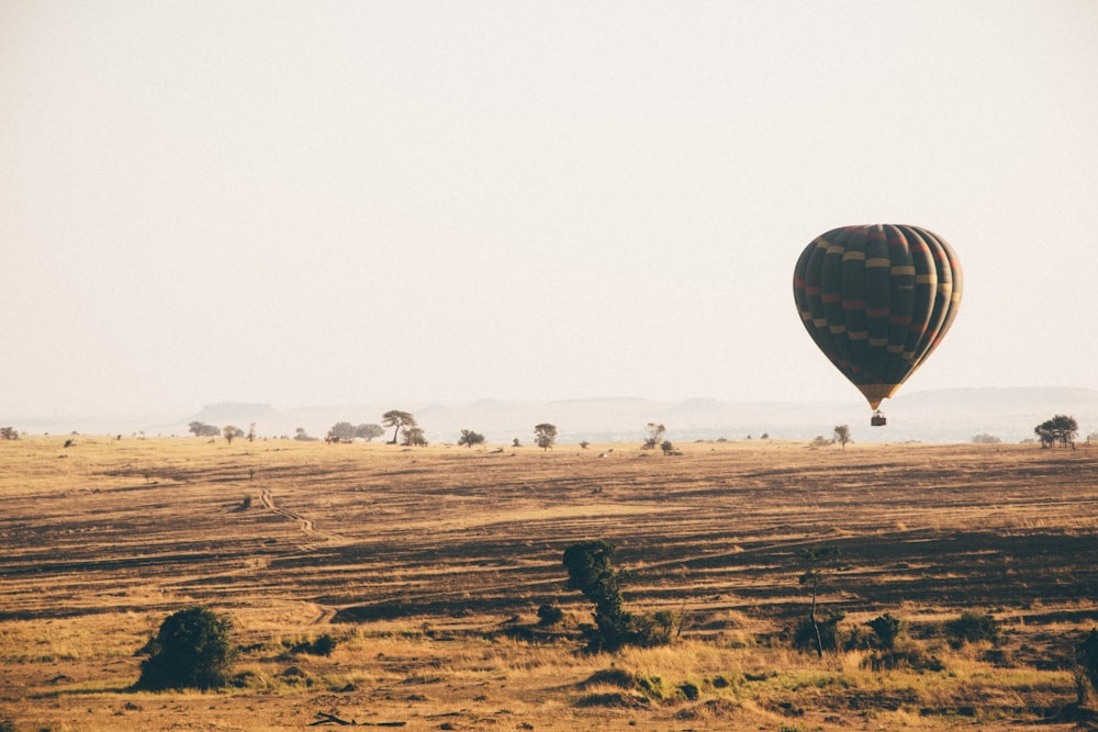 mongolfiera marrone durante il giorno