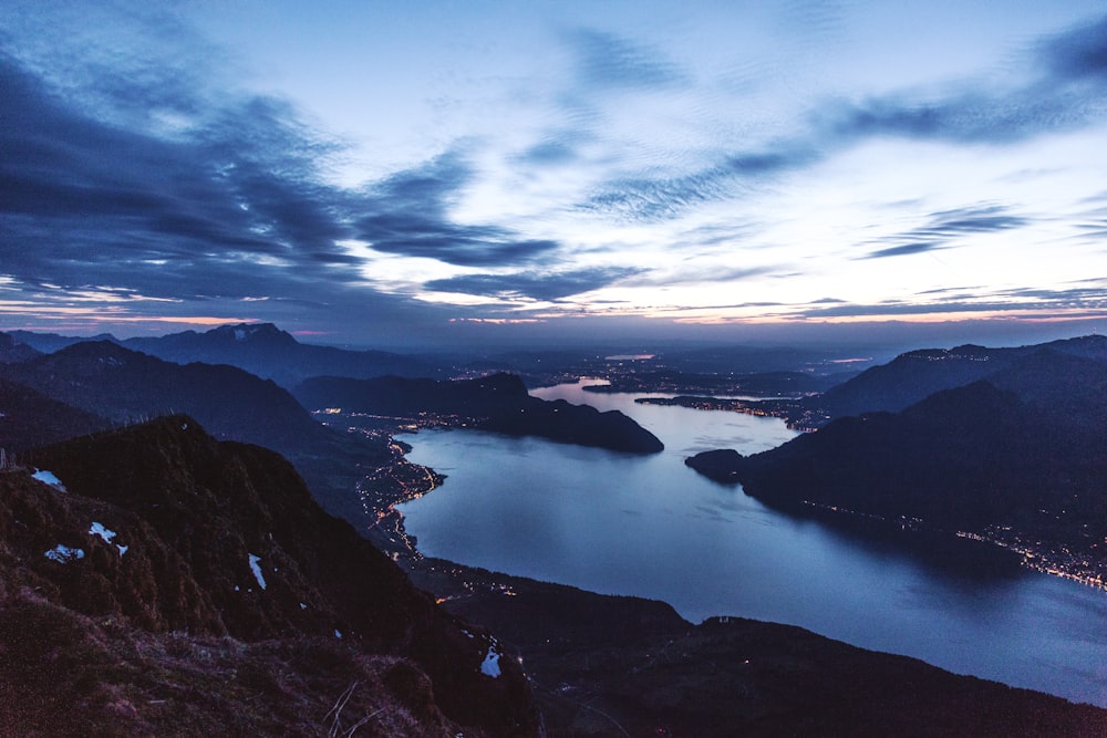 montagnes près d’un plan d’eau au coucher du soleil