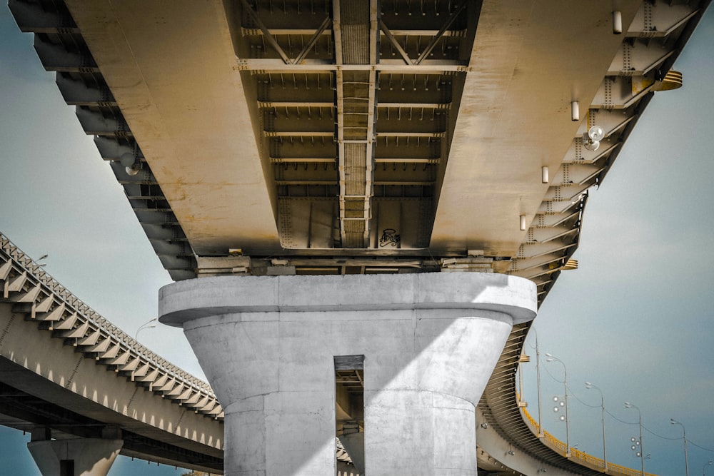 edifício de concreto marrom e branco