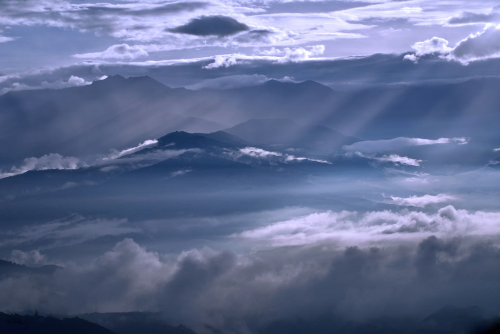 산의 실루엣