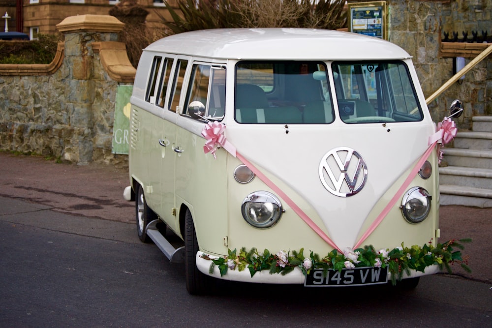 autobus Volkswagen bianco parcheggiato sulla strada