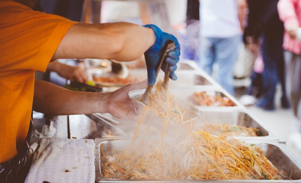 Un uomo che serve cibo di strada a Letchworth Garden City