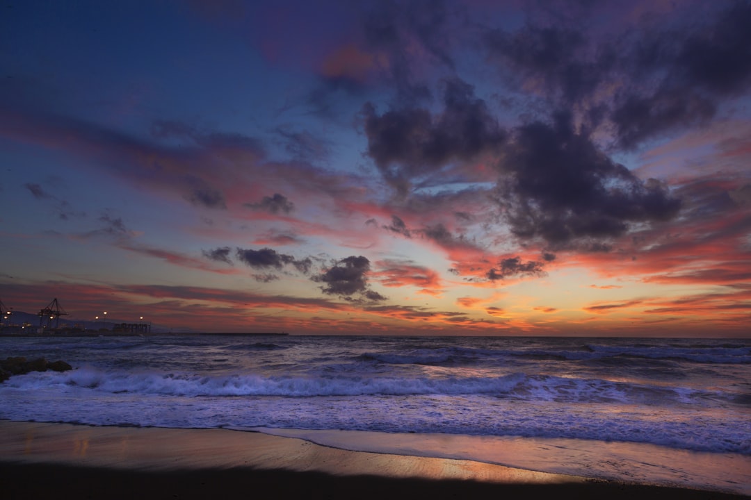 ocean waves near seashore during golden hour, Estaba algo movido el mar y las olas al romper con su espuma blanca enriqu
