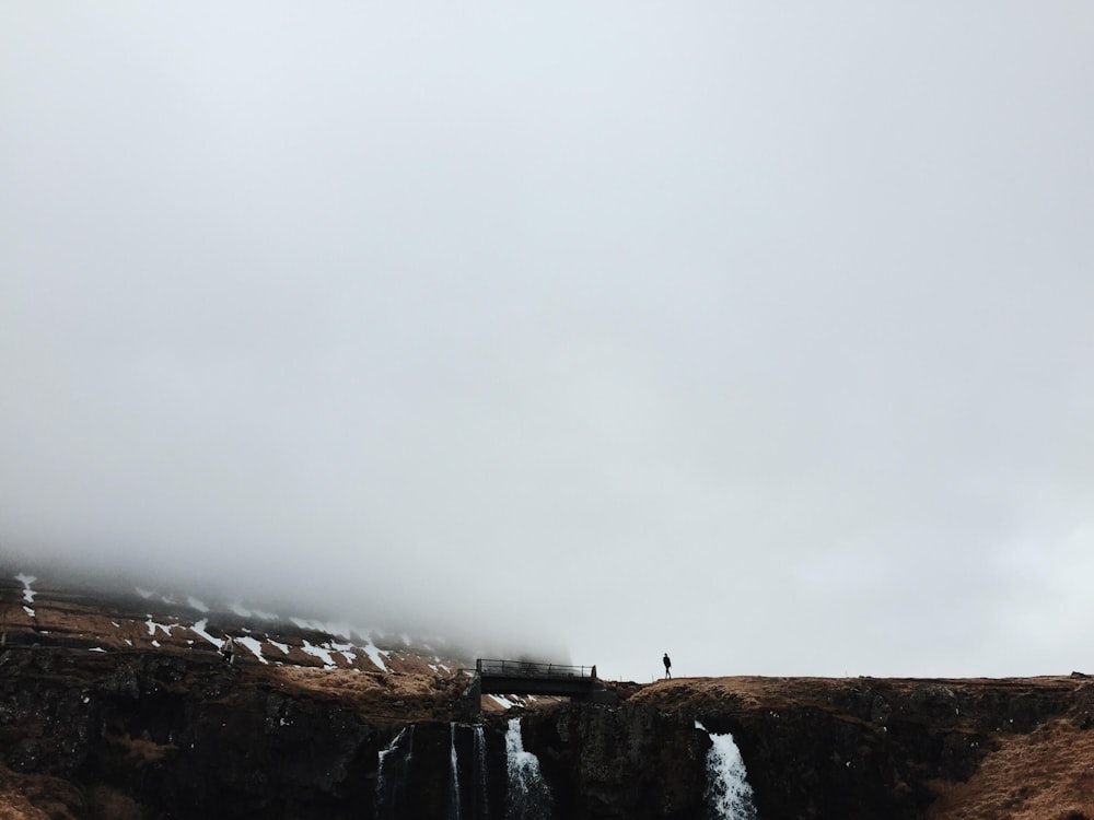 Formation de terre brune sous un ciel gris