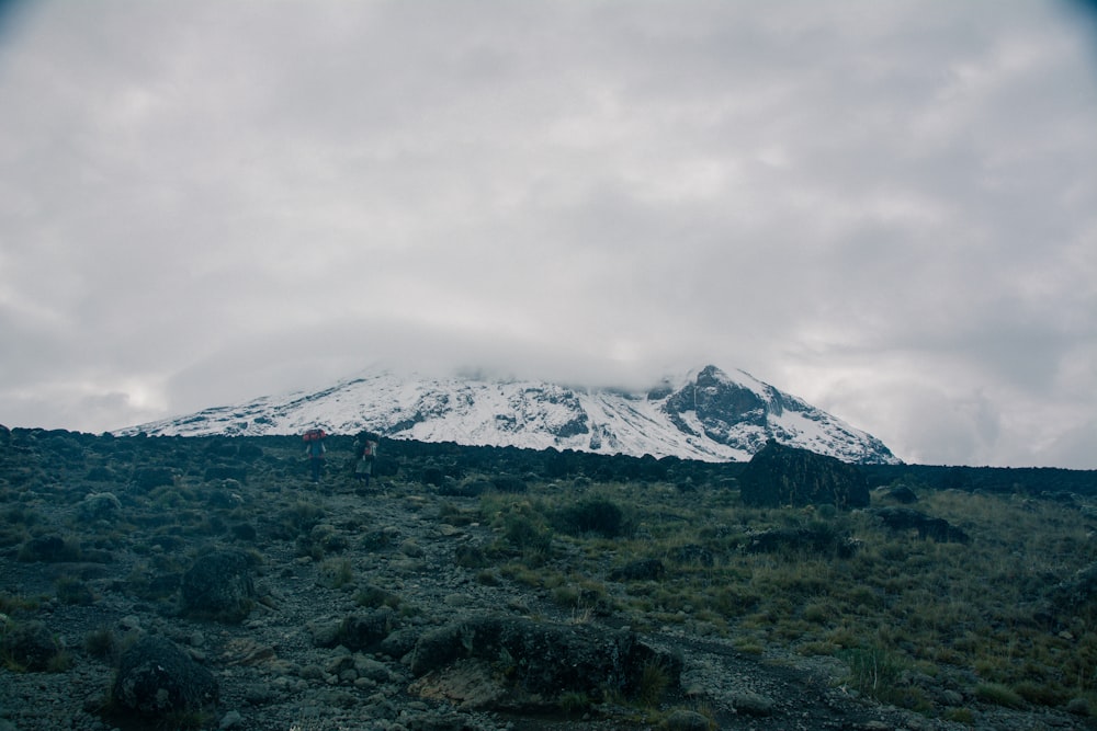 Montaña cubierta de nieve durante el día