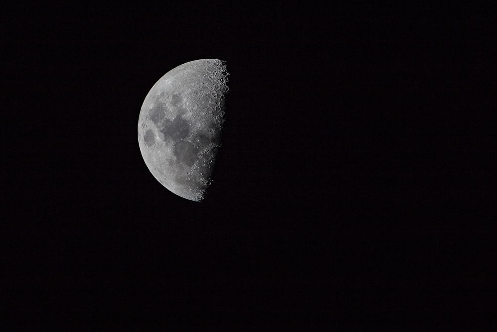 media luna en un cielo oscuro