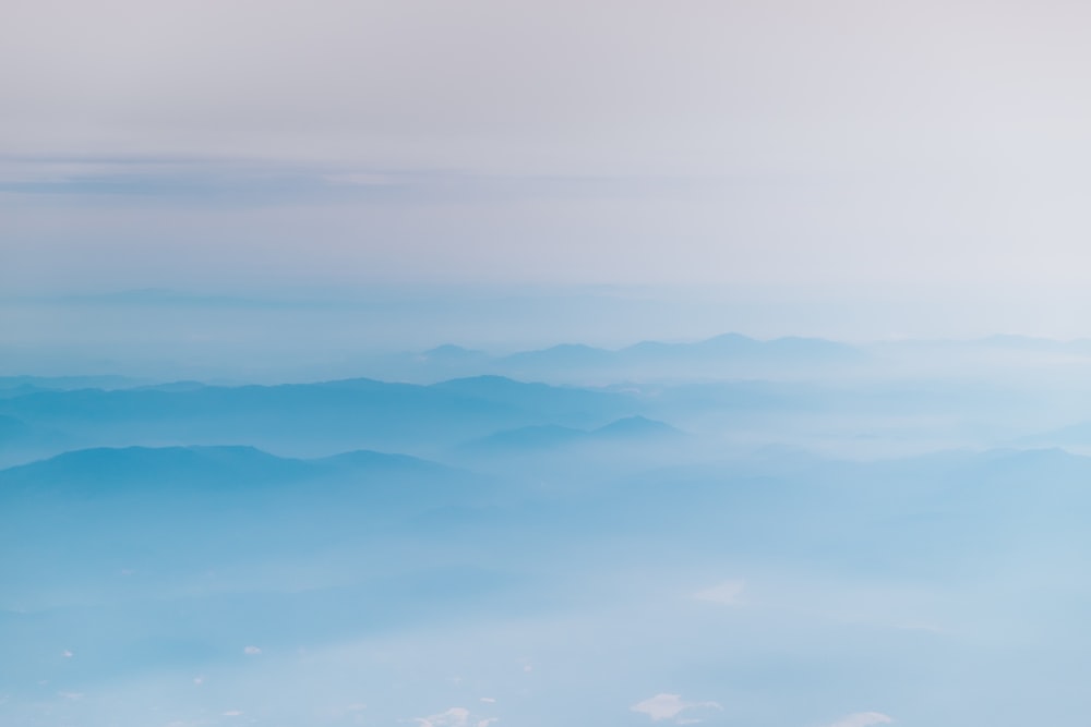 cobertura de montanha com nuvens