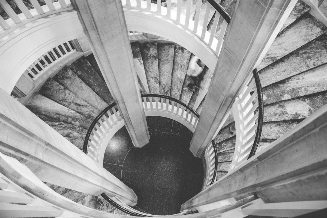Белом своде. Саввинское подворье лестница. Винтовая симметрия в архитектуре. Ступеньки белые архитектура в 1920. Старинные здания с дуговыми большими симметричными лестницами.